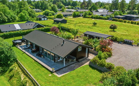 Tuulikki - 100M from the Sea: Bergachtig Landvormen, Berg, Heuvel, Bergketen, Heuvel Station, Menselijke Nederzetting, Stedelijk Ontwerp, Alpen, Vallei, Top