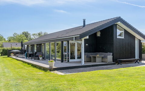 Tuulikki - 100M from the Sea: Bergachtig Landvormen, Berg, Heuvel, Bergketen, Heuvel Station, Menselijke Nederzetting, Stedelijk Ontwerp, Alpen, Vallei, Top