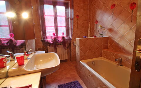 Villa La Rocca: Bad, Kraan, Loodgieterswerkinrichting, Eigendom, Wastafel, Wastafel In De Badkamer, Tableware, Purper, Badkamer, Interieur Ontwerp