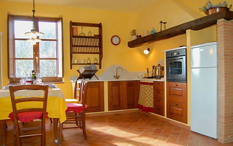 Villa Gelsomino: Meubilair, Tafel, Cabinetry, Venster, Stoel, Hout, Architectuur, Countertop, Lade, Keuken