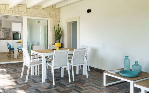 Villa Plemmirio: Tafel, Meubilair, Fabriek, Stoel, Gebouw, Hout, Kamerplant, Verdieping, Flooring, Woonkamer
