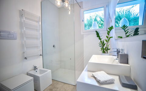 Terrasini Luxury Villa: Fabriek, Eigendom, Loodgieterswerkinrichting, Badkamer, Kraan, Verlichting, Wastafel, Interieur Ontwerp, Architectuur, Gebouw