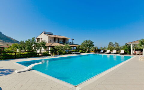 Villa Castellammare: Water, Lucht, Fabriek, Zwembad, Gebouw, Azure, Blauw, Boom, Rechthoek, Gras