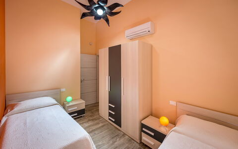 Villa Alcamo: Meubilair, Eigendom, Gebouw, Comfort, Hout, Interieur Ontwerp, Bed Frame, Verlichting, Bed, Oranje
