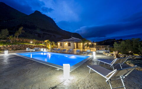 Villa Alcamo: Water, Wolk, Lucht, Fabriek, Zwembad, Blauw, Azure, Berg, Verlichting, Tafel