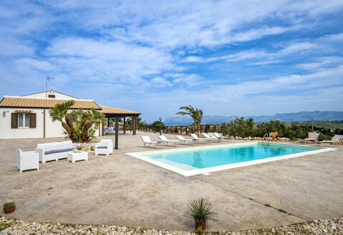 Villa Alcamo: Wolk, Water, Lucht, Fabriek, Zwembad, Gebouw, Azure, Boom, Schaduw, Arecales