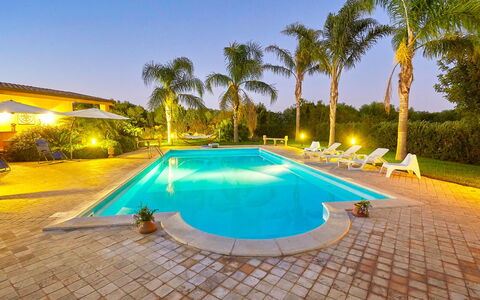 Villa Selinunte: Water, Lucht, Eigendom, Fabriek, Zwembad, Azure, Natuur, Boom, Gebouw, Arecales