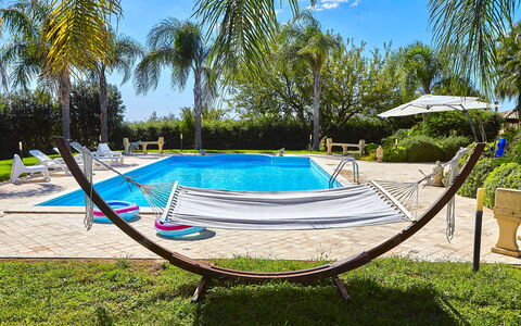 Villa Selinunte: Fabriek, Lucht, Water, Azure, Boom, Schaduw, Zwembad, Buitenmeubels, Arecales, Wolk