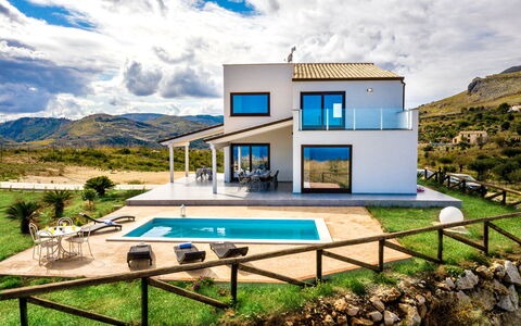 Villa Azzurra: Wolk, Gebouw, Fabriek, Lucht, Eigendom, Venster, Zwembad, Azure, Tafel, Huis