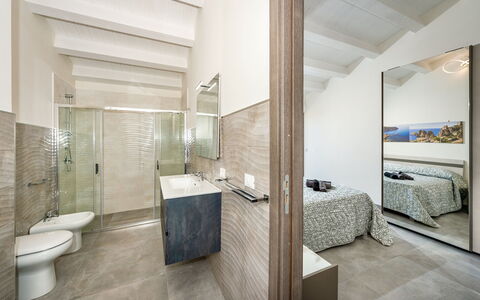 Villa Azzurra: Gebouw, Badkamer, Loodgieterswerkinrichting, Kraan, Comfort, Hout, Huis, Flooring, Verdieping, Wastafel