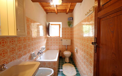 Casa Le Grotte: Eigendom, Loodgieterswerkinrichting, Wastafel, Kraan, Interieur Ontwerp, Hout, Badkamer, Bad, Verdieping, Onroerend Goed