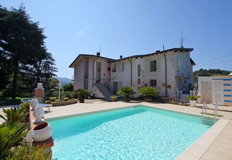 Casa Luigi: Water, Fabriek, Lucht, Eigendom, Gebouw, Zwembad, Azure, Gras, Boom, Vrije Tijd