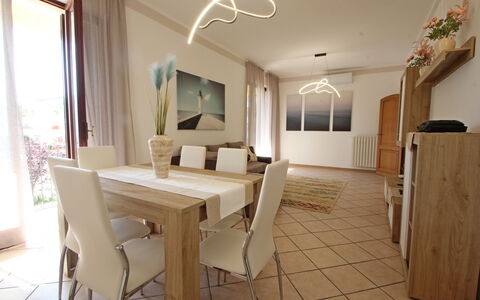 Appartamento Levante: Tafel, Meubilair, Eigendom, Venster, Hout, Stoel, Verlichting, Interieur Ontwerp, Verdieping