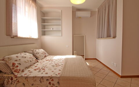 Appartamento Levante: Venster, Meubilair, Eigendom, Gebouw, Comfort, Hout, Schaduw, Interieur Ontwerp, Bed Frame
