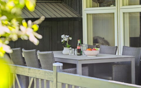 Aldina - 400M to the Fjord: Hout, Huis, Veranda, Dek, Hardwood, Dak, Beits, Houten Vloer, Eco Hotel