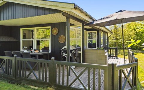 Aldina - 400M to the Fjord: Hout, Huis, Veranda, Dek, Hardwood, Dak, Beits, Houten Vloer, Eco Hotel