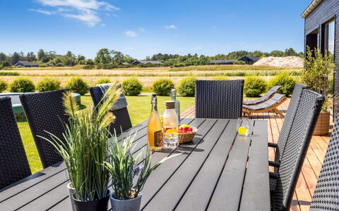 Syni - 450M from the Sea: Dak, Huis, Deur, Verblijf, Schaduw, Siding, Werf, Landgoed, Backyard