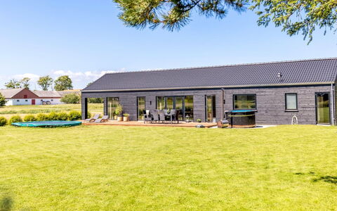 Syni - 450M from the Sea: Dak, Huis, Deur, Verblijf, Schaduw, Siding, Werf, Landgoed, Backyard