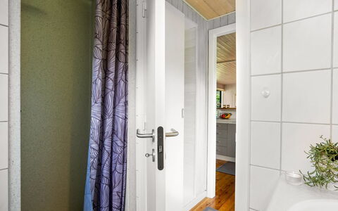 Bosse - from the Sea: Muur, Flooring, Verdieping, Hout, Interieur Ontwerp, Loodgieterswerkinrichting, Plafond, Kamer, Deur, Badkamer