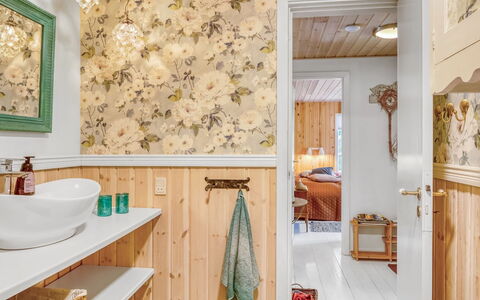 Ellinore - from the Sea: Interieur Ontwerp, Flooring, Meubilair, Badkamerkast, Verlichting, Verdieping, Plafond, Kamer, Loodgieterswerkinrichting, Badkamer