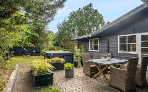Ellinore - from the Sea: Dak, Huis, Huis, Verblijf, Siding, Landgoed, Oprit, Garden Gebouwen, Werf, Schuur