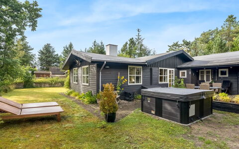 Ellinore - from the Sea: Dak, Huis, Huis, Verblijf, Siding, Landgoed, Oprit, Garden Gebouwen, Werf, Schuur