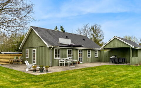 Hinrich - 750M from the Sea: Meubilair, Interieur Ontwerp, Flooring, Verdieping, Plafond, Kamer, Stoel, Tafel, Appartement, Keuken En Eettafel