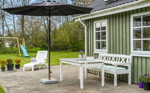 Hinrich - 750M from the Sea: Meubilair, Interieur Ontwerp, Flooring, Verdieping, Plafond, Kamer, Stoel, Tafel, Appartement, Keuken En Eettafel
