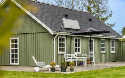 Hinrich - 750M from the Sea: Meubilair, Interieur Ontwerp, Flooring, Verdieping, Plafond, Kamer, Stoel, Tafel, Appartement, Keuken En Eettafel