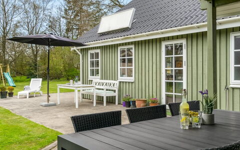 Hinrich - 750M from the Sea: Meubilair, Interieur Ontwerp, Flooring, Verdieping, Plafond, Kamer, Stoel, Tafel, Appartement, Keuken En Eettafel