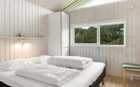 Juris - 950M from the Sea: Slaapkamer, Bed, Hout, Bedding, Laken, Plafond, Interieur Ontwerp, Verdieping, Bed Frame, Huis