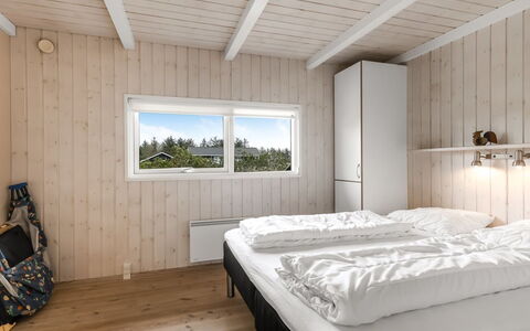 Juris - 950M from the Sea: Hout, Slaapkamer, Plank, Hardwood, Bedding, Bed, Beits, Freezing, Bed Frame, Laken