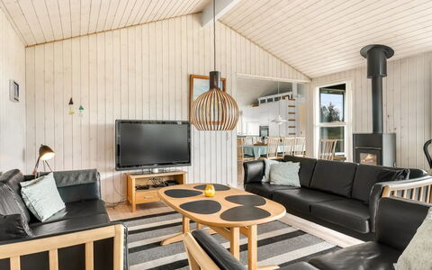 Juris - 950M from the Sea: Hout, Interieur Ontwerp, Plafond, Woonkamer, Huis, Kamer, Bankstel, Lichte Inrichting, Hardwood