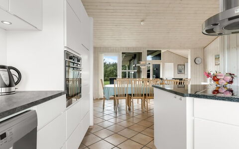 Juris - 950M from the Sea: Flooring, Keuken, Verdieping, Interieur Ontwerp, Hout, Countertop, Plafond, Houten Vloer, Cabinetry, Toestel Van De Keuken