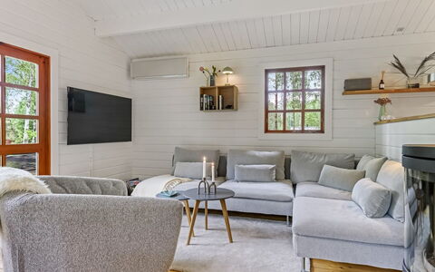 Barthi - 1.6Km from the Sea: Interieur Ontwerp, Meubilair, Flooring, Bankstel, Hout, Woonkamer, Verdieping, Kussen Gooien, Plafond