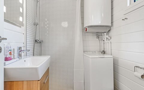 Barthi - 1.6Km from the Sea: Badkamer, Loodgieterswerkinrichting, Muur, Flooring, Interieur Ontwerp, Verdieping, Toilet, Wc Bril, Loodgieter, Wastafel