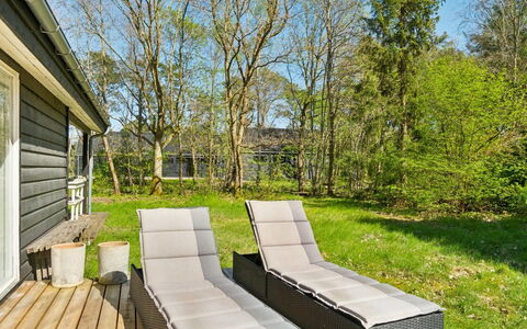 Ilsebeth - 250M from the Sea: Zwembad, Buitenmeubels, Meubilair, Toevlucht, Flagstone, Eco Hotel, Schaduw, Stoel, Vrije Tijd, Landgoed