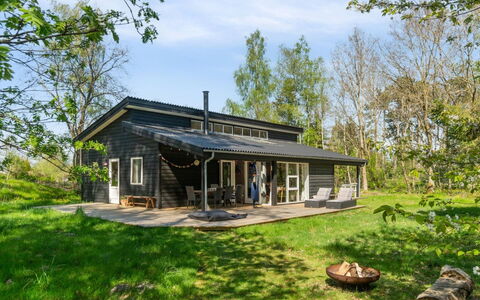 Ilsebeth - 250M from the Sea: Zwembad, Buitenmeubels, Meubilair, Toevlucht, Flagstone, Eco Hotel, Schaduw, Stoel, Vrije Tijd, Landgoed