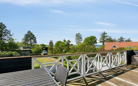 Eikka - 100M from the Sea: Hout, Dek, Veranda, Hardwood, Samengesteld Materiaal, Leuning, Plank, Schaduw, Boardwalk, Houten Vloer