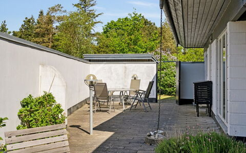 Eikka - 100M from the Sea: Buitenmeubels, Meubilair, Schaduw, Stoel, Binnenplaats, Buitentafel, Tuin, Werf, Backyard, Patio