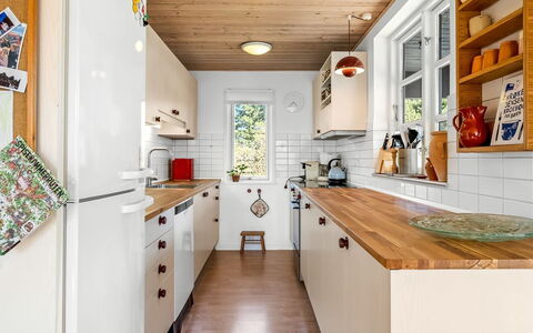 Eikka - 100M from the Sea: Keuken, Toestel Van De Keuken, Countertop, Cabinetry, Interieur Ontwerp, Hout, Flooring, Major Appliance, Huishoudapparatuur, Meubilair