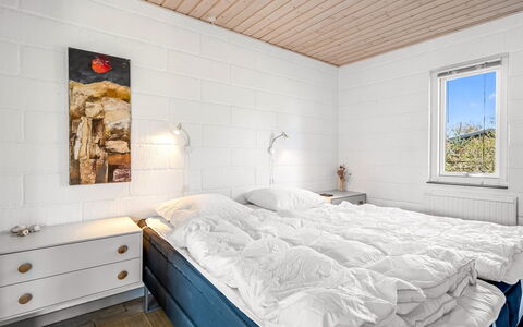 Eikka - 100M from the Sea: Hout, Slaapkamer, Huis, Verdieping, Plafond, Bedding, Bed, Laken, Bed Frame, Plank