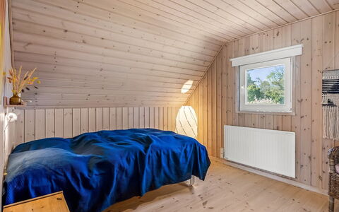 Eikka - 100M from the Sea: Hout, Plafond, Slaapkamer, Flooring, Verdieping, Huis, Houten Vloer, Interieur Ontwerp, Bed, Hardwood
