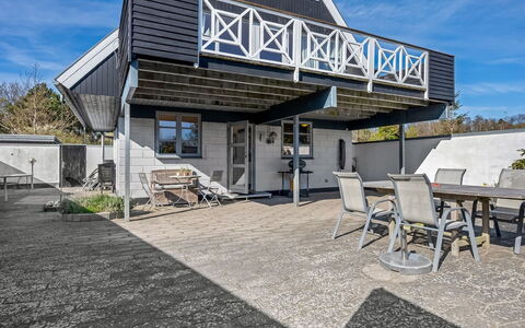 Eikka - 100M from the Sea: Architectuur, Dak, Huis, Verblijf, Schaduw, Landgoed, Siding, Veranda, Dek