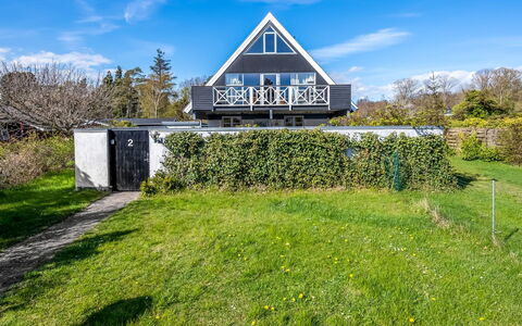 Eikka - 100M from the Sea: Gras, Huis, Verblijf, Boerderij, Landgoed, Tuin, Gazon, Veranda, Landscaping, Werf