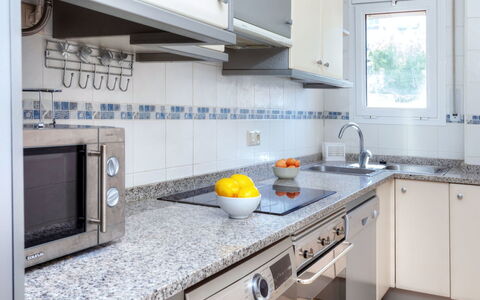 Cap Ras Ii: Countertop, Eigendom, Keuken, Kamer, Wit, Cabinetry, Meubilair, Geel, Tegel, Interieur Ontwerp