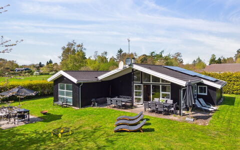 Amiira - 500M from the Sea: Huis, Woongebied, Huis, Verblijf, Dak, Land Lot, Siding, Tuin, Landgoed, Gazon