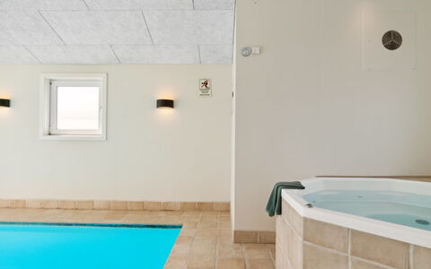 Amiira - 500M from the Sea: Huis, Woongebied, Huis, Verblijf, Dak, Land Lot, Siding, Tuin, Landgoed, Gazon