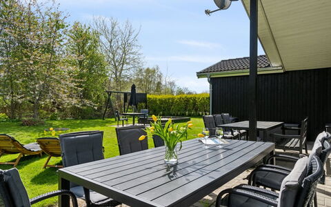 Amiira - 500M from the Sea: Huis, Woongebied, Huis, Verblijf, Dak, Land Lot, Siding, Tuin, Landgoed, Gazon