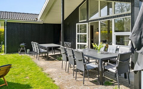 Amiira - 500M from the Sea: Huis, Woongebied, Huis, Verblijf, Dak, Land Lot, Siding, Tuin, Landgoed, Gazon